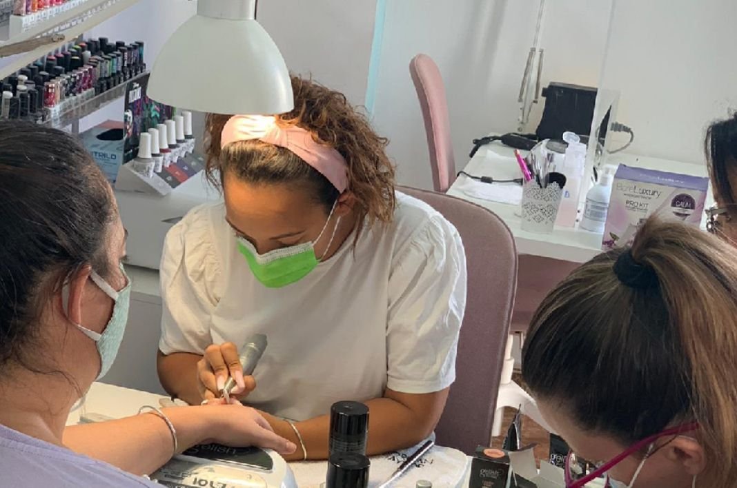 Nuestro equipo atendiendo una manicura en el salón de Agüimes
